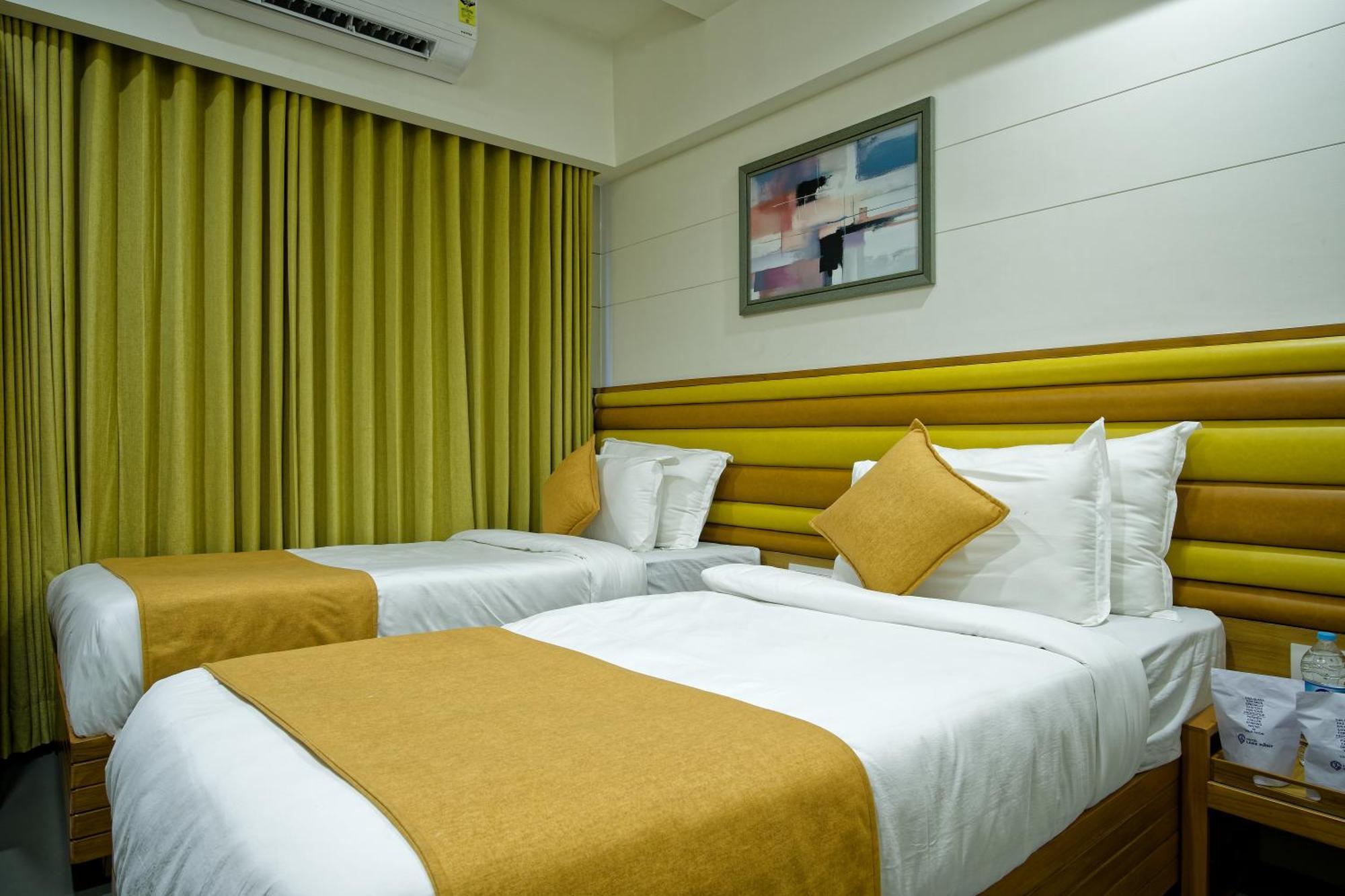Hotel Lake Point 阿穆达巴 外观 照片