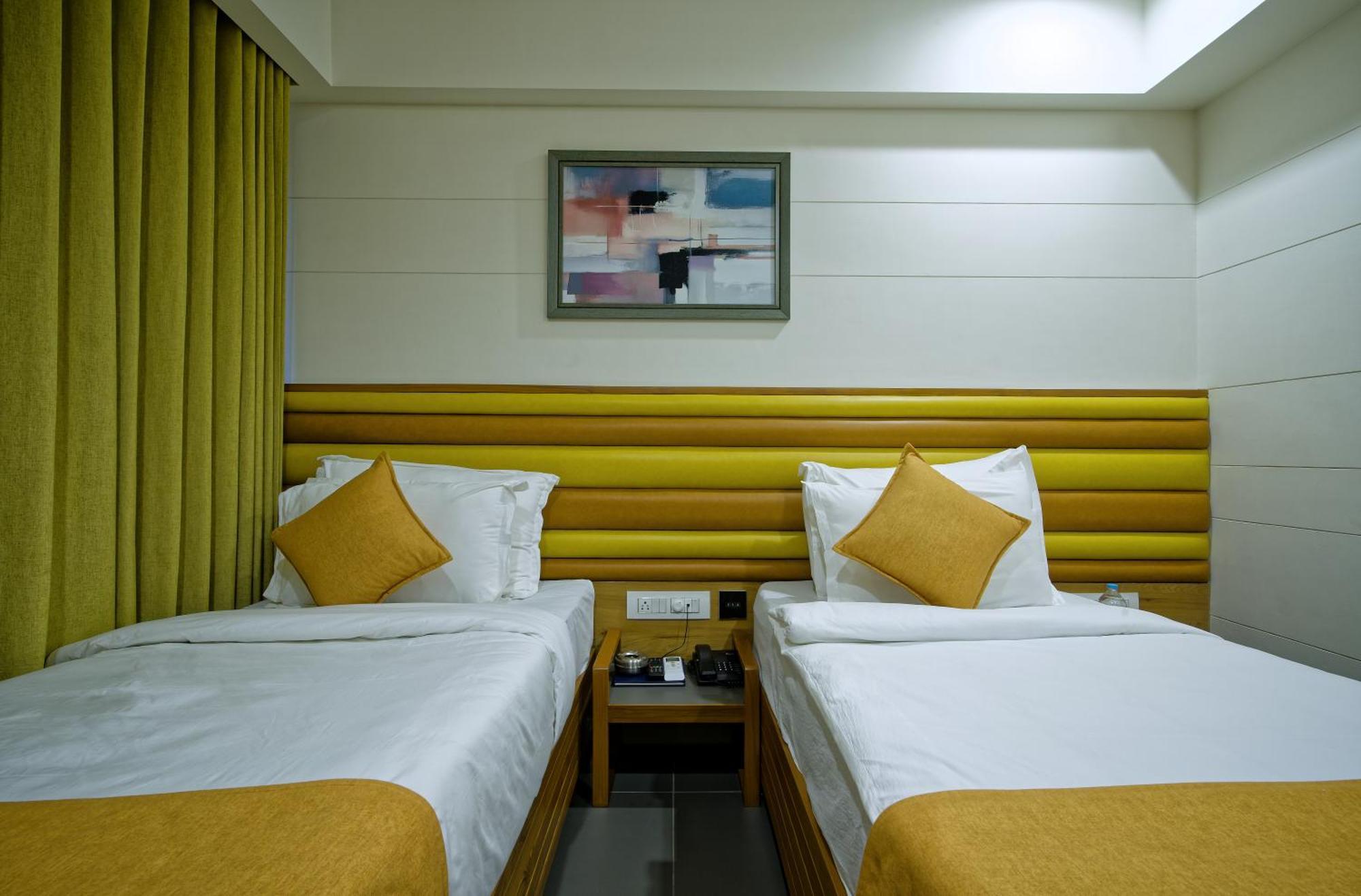 Hotel Lake Point 阿穆达巴 外观 照片