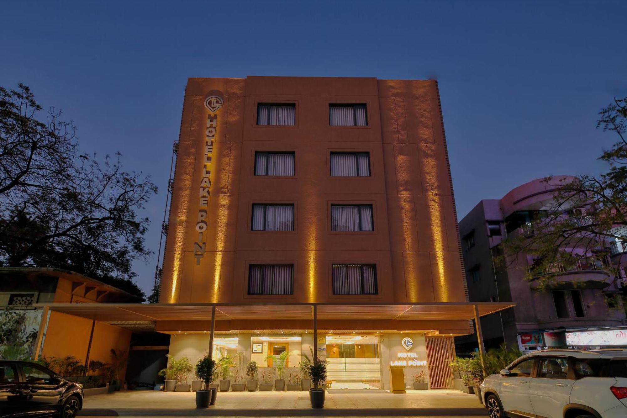 Hotel Lake Point 阿穆达巴 外观 照片