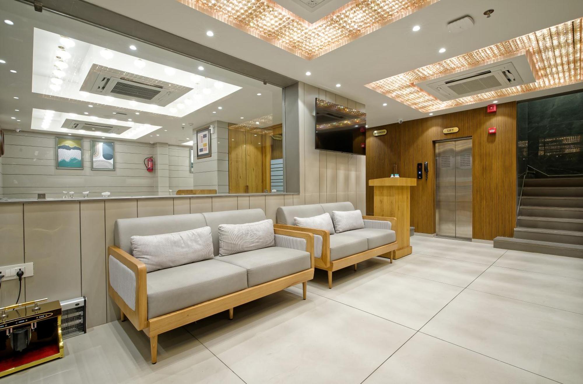 Hotel Lake Point 阿穆达巴 外观 照片