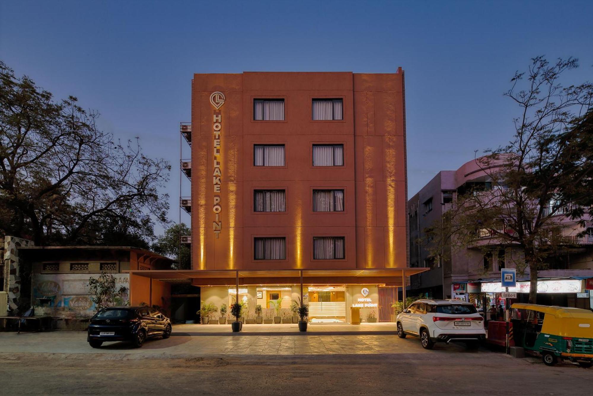 Hotel Lake Point 阿穆达巴 外观 照片