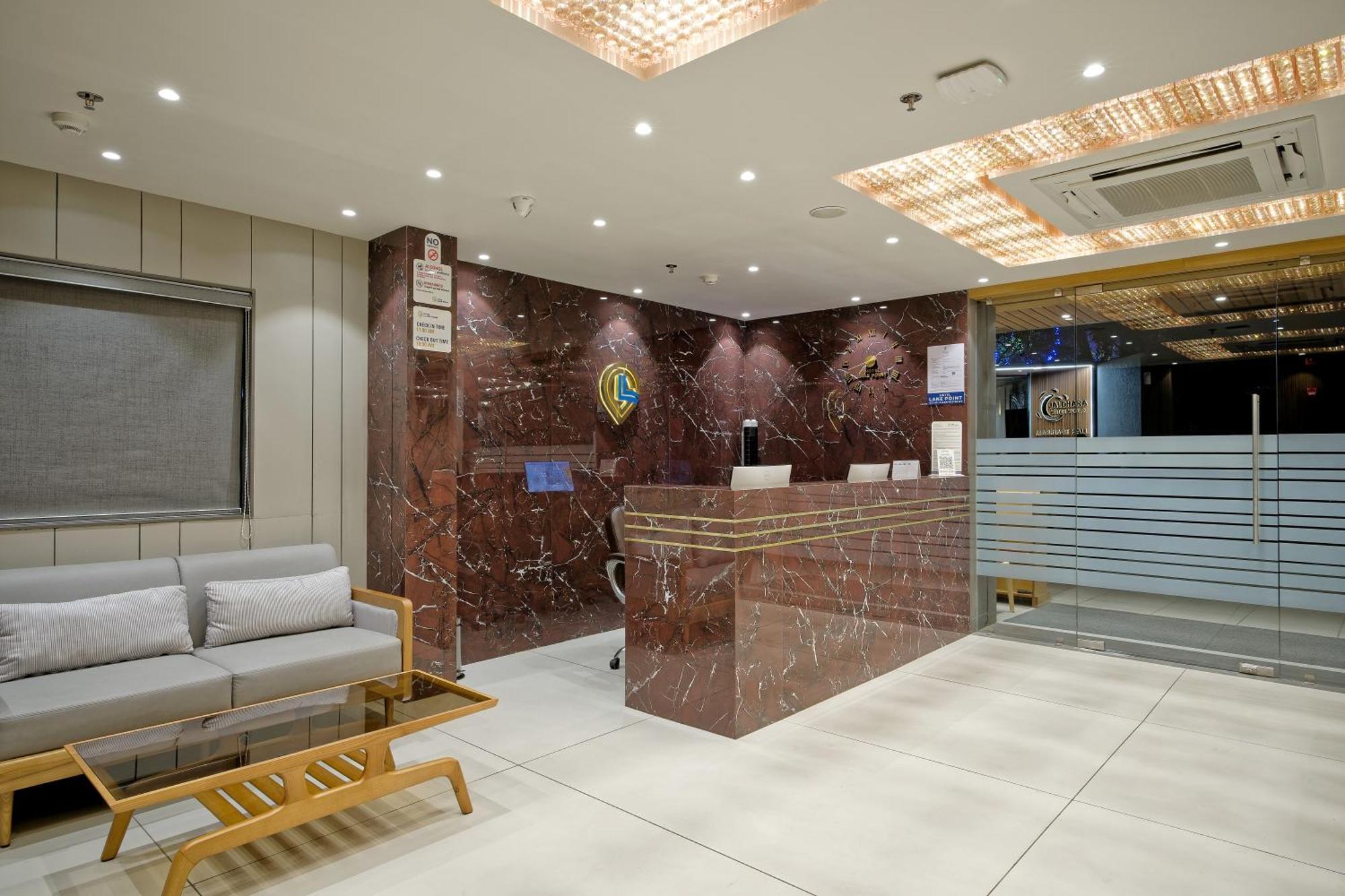 Hotel Lake Point 阿穆达巴 外观 照片