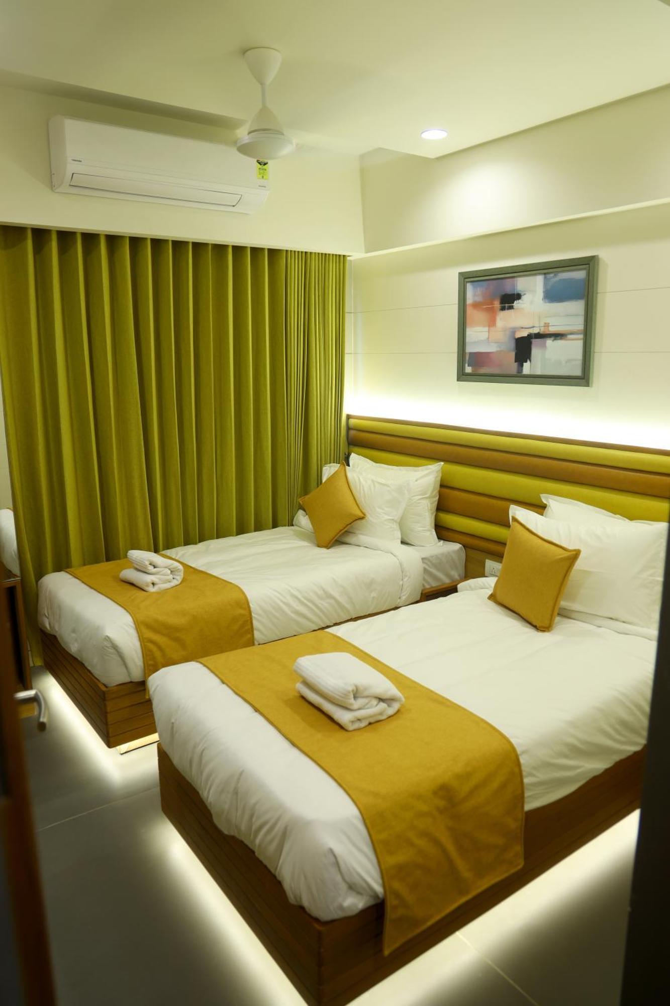 Hotel Lake Point 阿穆达巴 外观 照片
