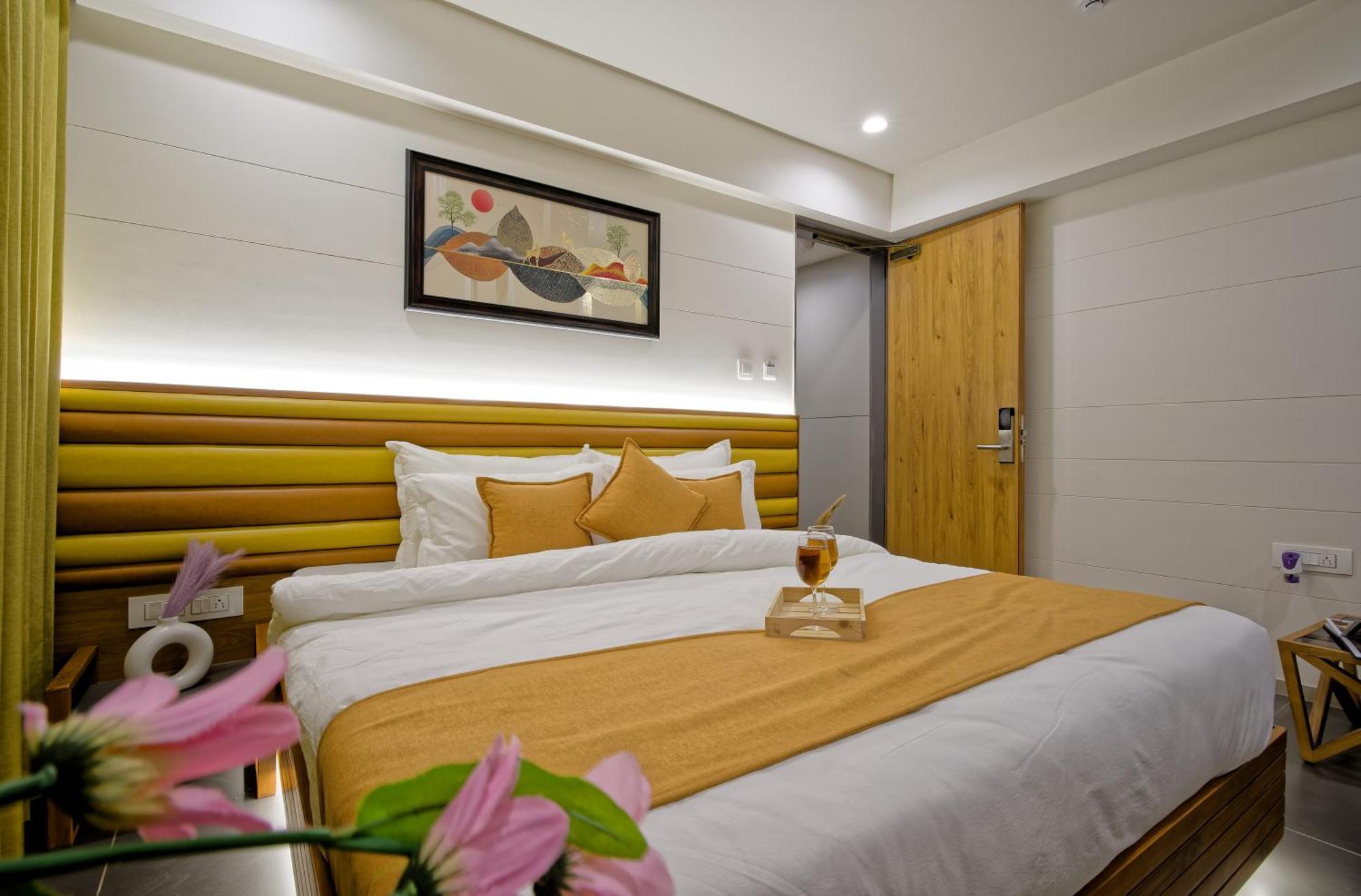 Hotel Lake Point 阿穆达巴 外观 照片