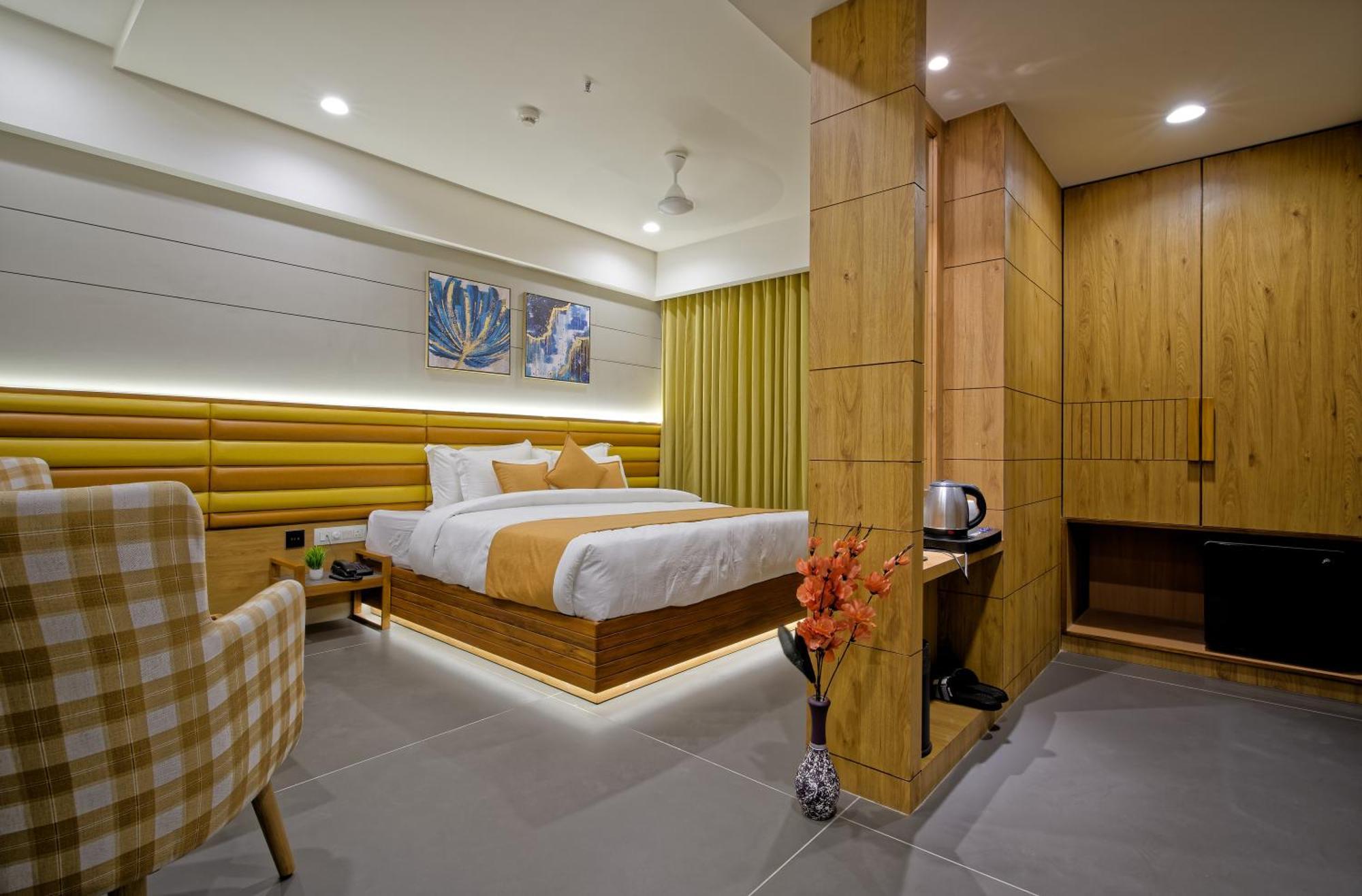 Hotel Lake Point 阿穆达巴 外观 照片