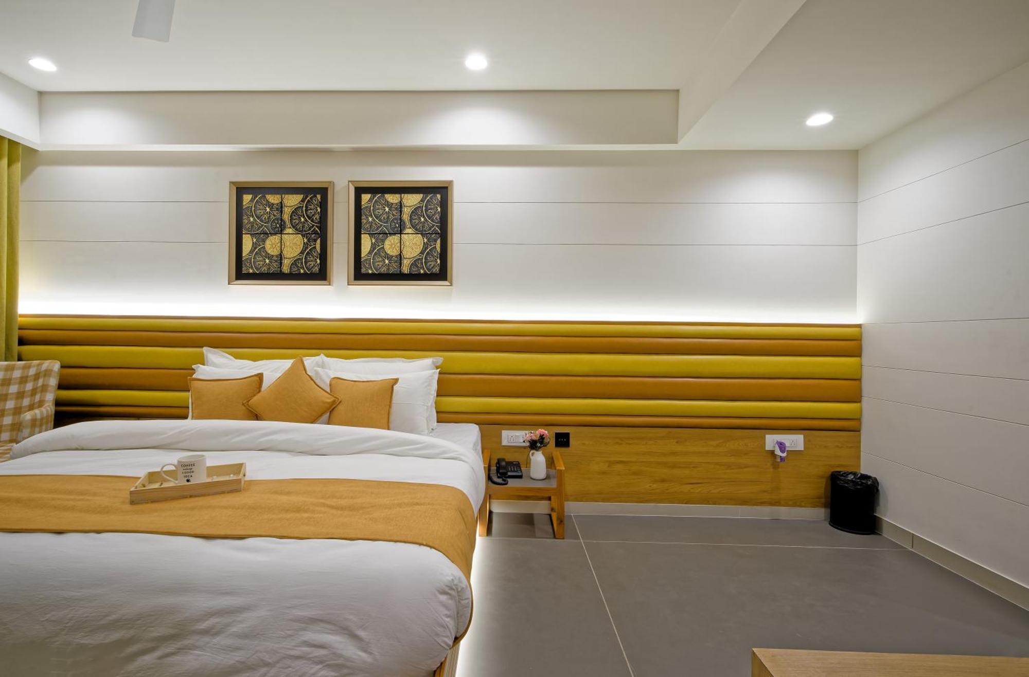 Hotel Lake Point 阿穆达巴 外观 照片