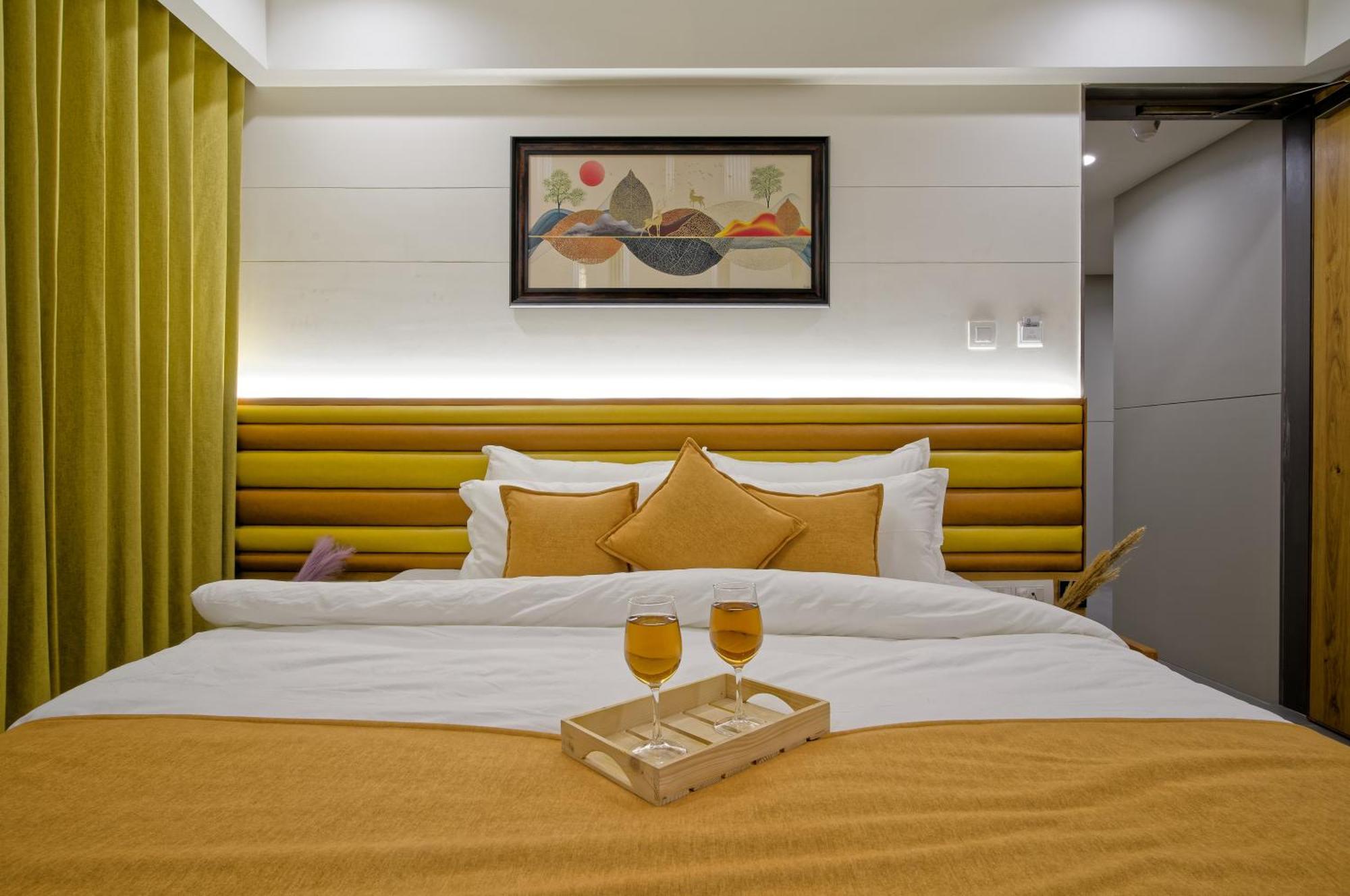 Hotel Lake Point 阿穆达巴 外观 照片