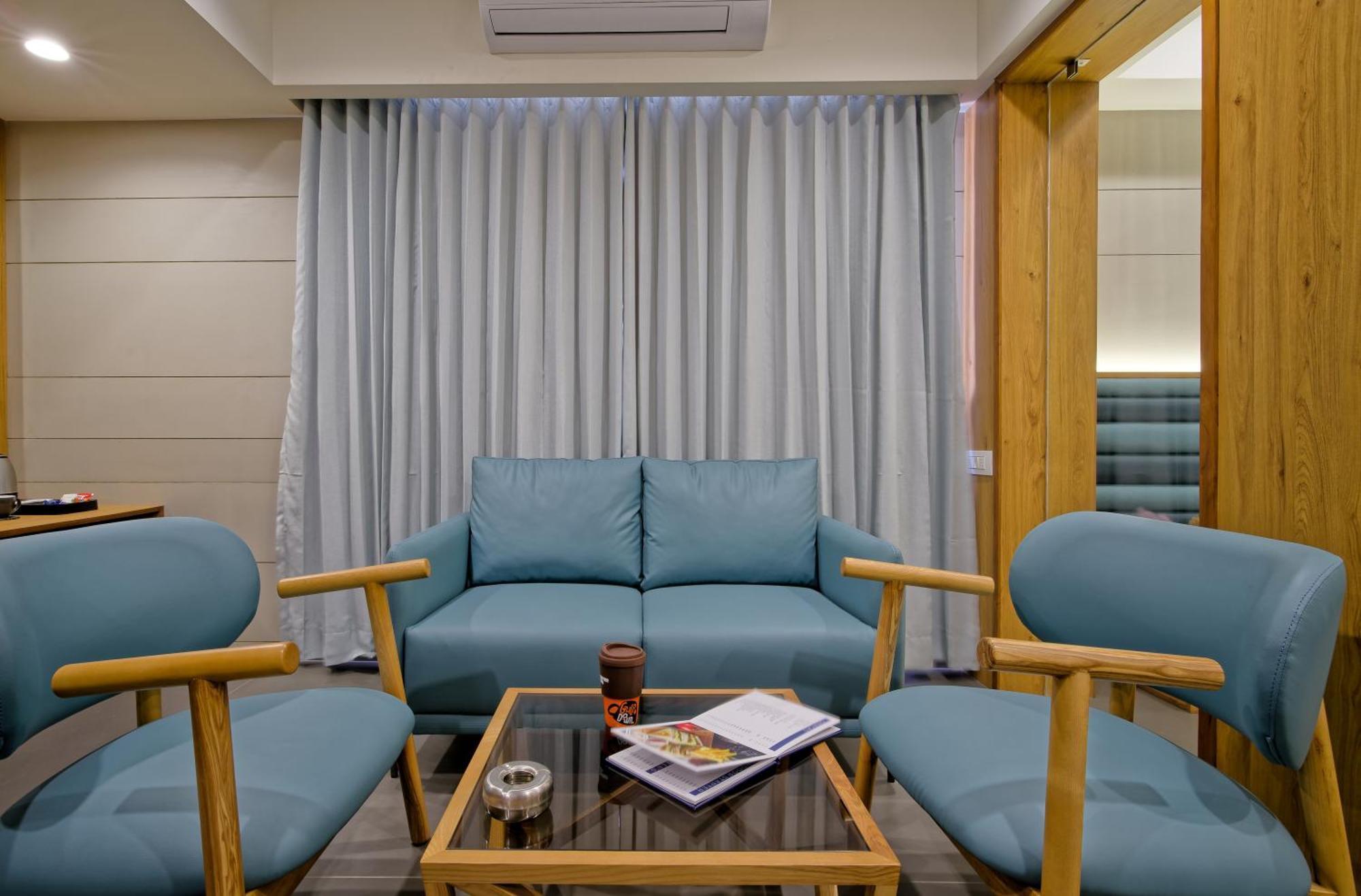 Hotel Lake Point 阿穆达巴 外观 照片