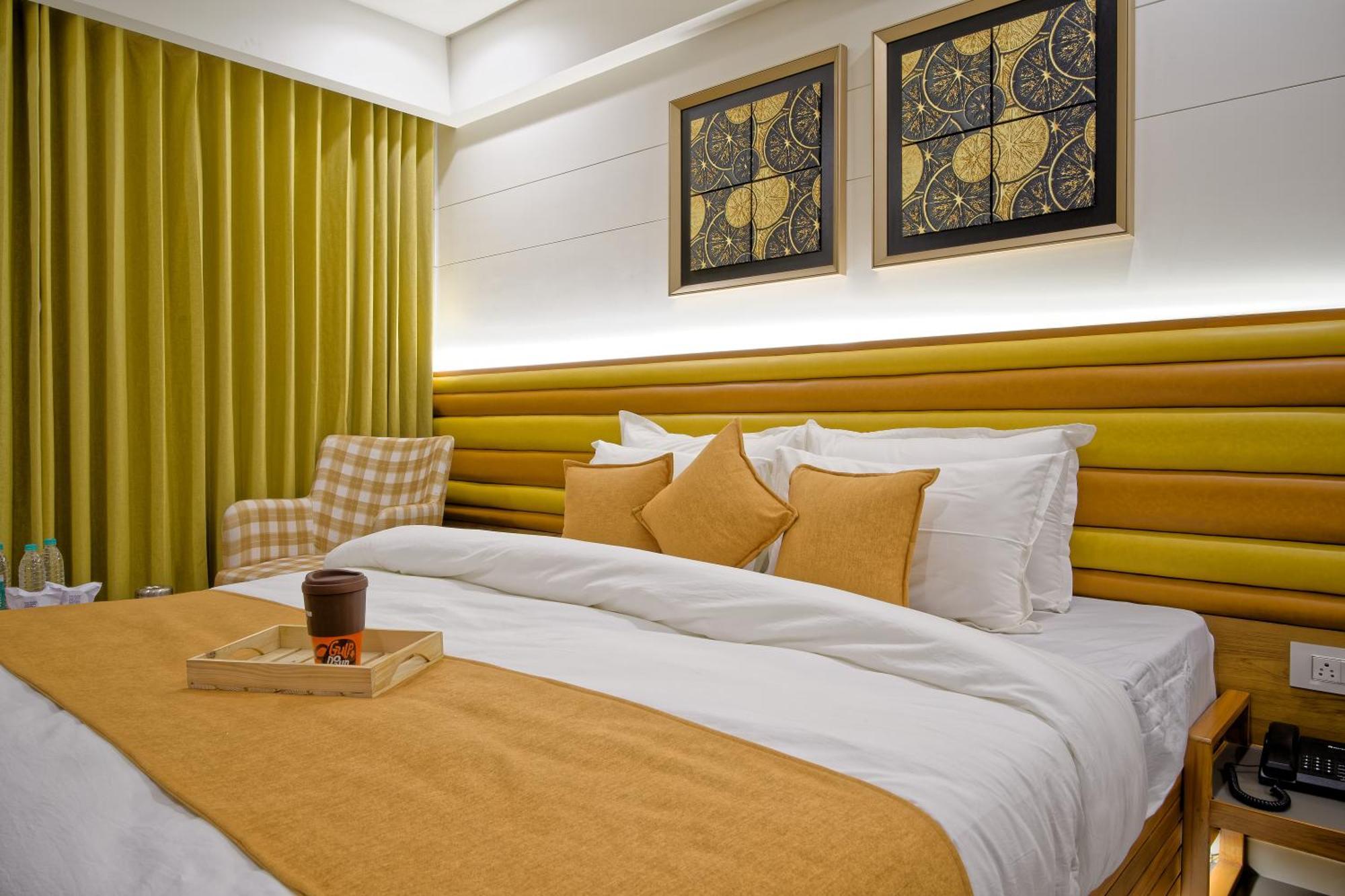 Hotel Lake Point 阿穆达巴 外观 照片