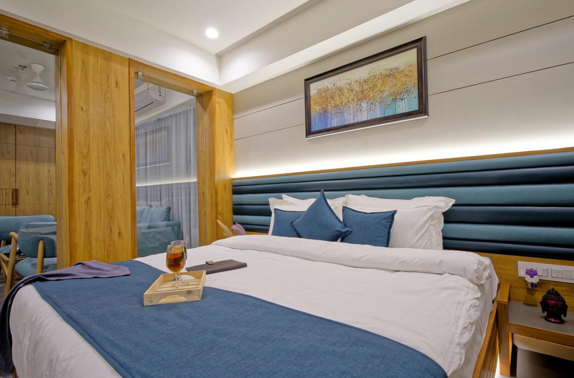 Hotel Lake Point 阿穆达巴 外观 照片