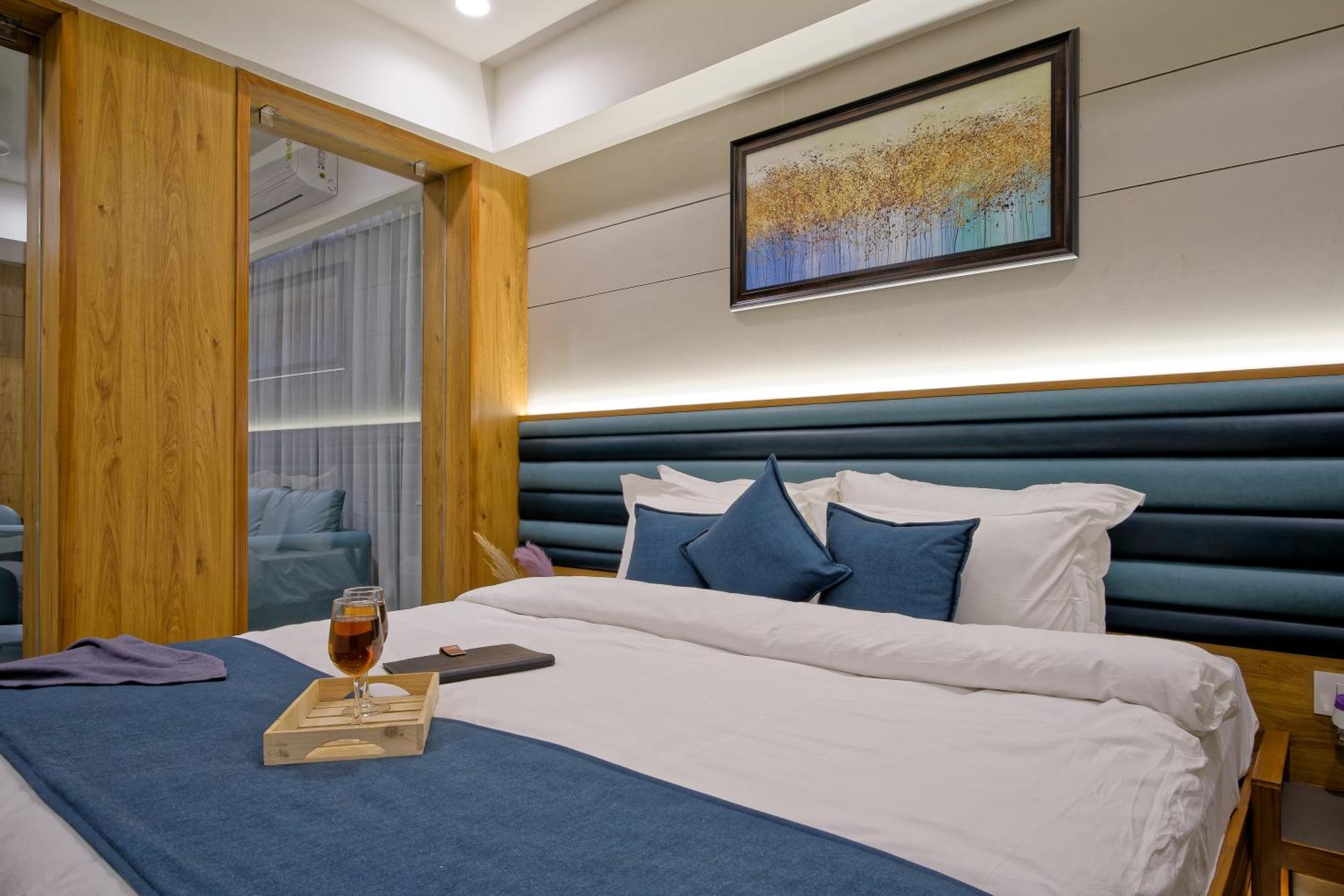 Hotel Lake Point 阿穆达巴 外观 照片